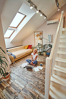 포토 JPG 해외이미지 백인 직업 여자 비즈니스 노동자 아파트 주택 실내 한명 미소 성인 노트북 컴퓨터 사무실 업무 작업 비즈니스우먼 바이러스 중앙 질병 예방 감염 멀리 온라인 고립 인플루엔자 전염병 프리랜서 해외포토 서양인 1 의학 표정 사람 내부 건물 전자제품 직장인 파일형식 이미지허브