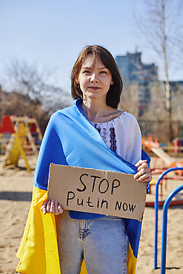포토 JPG 해외이미지 유럽 얼굴 사람 두명 파란색 평화 자유 깃발 민주주의 충돌 심볼 군용 전쟁 러시아 애국심 그만 독립 우크라이나 위기 전국 정치 지원 항의 해외포토 나라 컬러 컨셉 군대 신체부위 파일형식 이미지허브