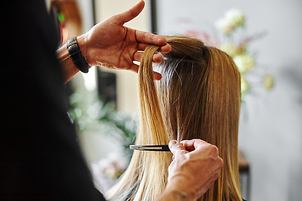 포토 JPG 해외이미지 백인 손 여자 실내 한명 들기 상반신 성인 뒷모습 아웃포커스 신체부위 잡기 머리핀 소프트포커스 미용실 머리손질 성인여자한명만 해외포토 서양인 1 뷰포인트 장신구 모션 촬영기법 사람 내부 뷰티 뷰티샵 여자한명만 성인여자만 파일형식 이미지허브