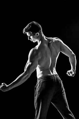 포토 JPG 해외이미지 남자 검은배경 근육 흑백 한명 상반신 성인 뒷모습 주먹 보디빌더 근육질 등근육 성인남자한명만 해외포토 1 뷰포인트 백그라운드 모션 촬영기법 사람 검은색 보디빌딩 몸매 남자한명만 성인남자만 파일형식 이미지허브