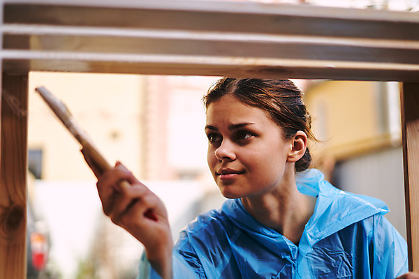 포토 JPG 해외이미지 여자 한명 들기 상반신 성인 목재 옆모습 올려보기 페인트칠 집중 바르기 페인트붓 목공예 목재가구 셀프 성인여자한명만 셀프인테리어 해외포토 나무 1 뷰포인트 가구 컨셉 재료 모션 페인팅 사람 인테리어 붓 공예 여자한명만 성인여자만 파일형식 이미지허브