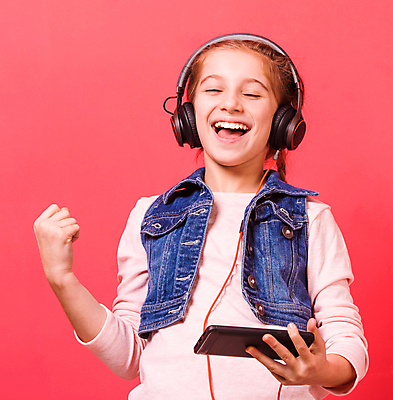 포토 JPG 해외이미지 백인 여자 어린이 실내 한명 웃음 들기 상반신 앞모습 눈감음 헤드셋 주먹 즐거움 노래감상 소녀한명만 해외포토 서양인 1 감정 뷰포인트 음향기기 모션 표정 사람 내부 헤드폰 음악감상 여자한명만 소녀만 파일형식 이미지허브