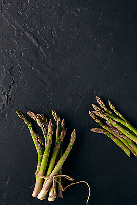 포토 JPG 해외이미지 검은배경 사람없음 하이앵글 묶기 아스파라거스 노끈 해외포토 줄 뷰포인트 백그라운드 채소 모션 검은색 파일형식 이미지허브