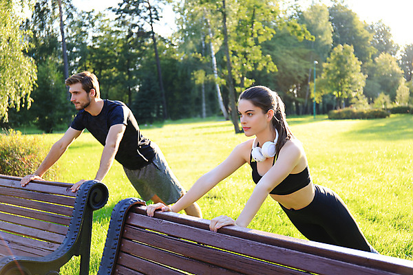 포토 JPG 해외이미지 공원 여자 남자 벤치 잔디 상반신 성인 야외 두명 옆모습 운동복 청춘 운동 팔굽혀펴기 활기 성인만 버티다 해외포토 식물 옷 공공시설 뷰포인트 컨셉 의자 모션 건강 사람 파일형식 이미지허브