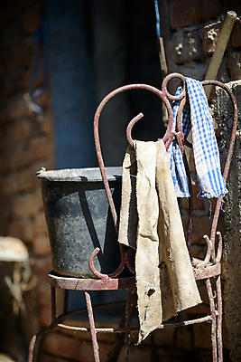 포토 JPG 해외이미지 라이프스타일 디자인 여행 백그라운드 농업 의자 자연 사람없음 야외 초록색 파란색 농장 농경지 갈색 수확 흰색 시골 시간 업무 가난 철 양동이 묘사 먼지 내추럴 외양간 구식 옛날 해외포토 산업 컬러 가구 컨셉 생활 작업 생태계 파일형식 이미지허브