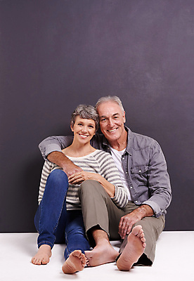 포토 JPG 해외이미지 전신 백인 응시 여자 노년 남자 행복 맨발 함께함 실내 사랑 미소 사람 앉기 성인 두명 앞모습 노부부 노인만 어깨에손 해외포토 서양인 부부 시선 감정 뷰포인트 컨셉 모션 발 표정 내부 성인만 파일형식 이미지허브