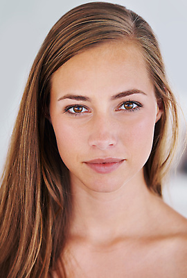 포토 JPG 해외이미지 모델 응시 여자 백그라운드 한명 상반신 성인 앞모습 뷰티 머리카락 우아함 피부 성인여자한명만 카피스페이스 해외포토 1 시선 뷰포인트 컨셉 사람 신체부위 머리 공백 여자한명만 성인여자만 파일형식 이미지허브