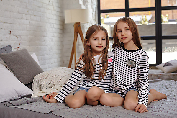 포토 JPG 해외이미지 전신 백인 응시 여자 어린이 어깨동무 함께함 실내 앉기 두명 앞모습 침대 무릎꿇기 자매 여동생 언니 소녀만 해외포토 서양인 시선 뷰포인트 포즈 가구 컨셉 가족 모션 사람 내부 동생 여자만 어린이만 파일형식 이미지허브