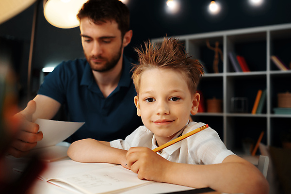 포토 JPG 해외이미지 백인 응시 남자 아들 어린이 함께함 실내 들기 앉기 소년 상반신 성인 두명 앞모습 아웃포커스 부모 연필 아빠 소프트포커스 책상 과제 남자만 해외포토 서양인 시선 뷰포인트 가구 컨셉 가족 모션 학용품 촬영기법 사람 내부 필기구 파일형식 이미지허브