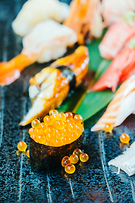 포토 JPG 해외이미지 전통 접시 음식 밥 새우 어류 사람없음 식당 일본 식사 초밥 신선 해조류 두루마리 고추냉이 참치 해산물 메뉴 롤 연어 아보카도 대두 해외포토 식기 아시아 과일 갑각류 상점 수중동물 양념 해양식물 일본음식 파일형식 이미지허브