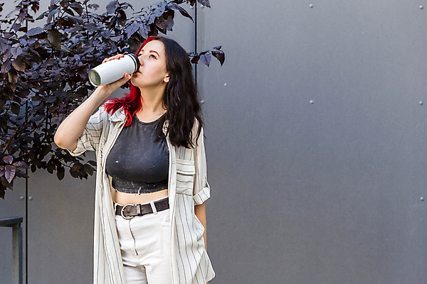 포토 JPG 해외이미지 라이프스타일 여자 커피 음료 거리 관리 한명 사람 성인 야외 컵 가로 물 유행 환경 재활용 머그컵 뚜껑 마시기 흰색 잡기 도시 뜨거움 수분 에코 생태계 유지 단절 스테인레스 텀블러 스타일 힙스터 카피스페이스 해외포토 자연요소 1 식기 패션 컬러 모션 생활 공백 친환경 파일형식 이미지허브