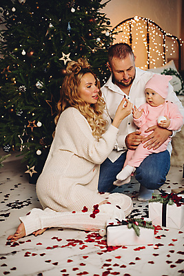 포토 JPG 해외이미지 백인 여자 행복 백그라운드 크리스마스 가족 휴가 새로움 새해 사랑 장식 세명 아빠 연도 해외포토 서양인 기념일 감정 컨셉 관계 사람 파일형식 이미지허브