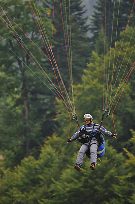 포토 JPG 해외이미지 주간 남자 하늘 한명 사람 성인 야외 비행 낙하산 패러글라이딩 글라이더 성인남자한명만 해외포토 자연요소 1 스포츠 남자한명만 성인남자만 파일형식 이미지허브