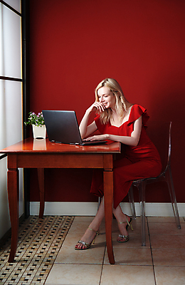 포토 JPG 해외이미지 전신 백인 직업 학생 라이프스타일 여자 교육 인터넷 비즈니스 사업가 통신 청소년 실내 한명 미소 사람 앉기 20대 빨간색 세로 노트북 금발 사무실 유행 식당 글로벌비즈니스 카페 머그컵 작업 비즈니스우먼 무선전화기 책상 미녀 심플 온라인쇼핑 예복 전자상거래 프리랜서 스타일 해외포토 서양인 1 헤어스타일 옷 컬러 가구 모션 표정 청년 내부 생활 컵 전자제품 쇼핑 글로벌 상점 직장인 전화기 미인 온라인 파일형식 이미지허브