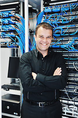 포토 JPG 해외이미지 남자 실내 관리 한명 상반신 성인 앞모습 팔짱 자료 전선 센터 시스템 서버 서버실 성인남자한명만 해외포토 1 뷰포인트 모션 사람 내부 남자한명만 성인남자만 파일형식 이미지허브