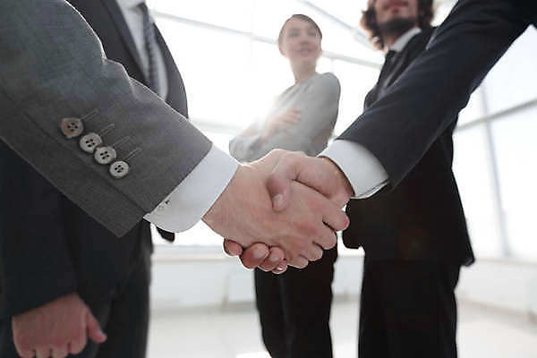 포토 JPG 해외이미지 손 여자 남자 비즈니스 협력 악수 실내 협상 상반신 성인 옆모습 아웃포커스 신체부위 세명 성인만 해외포토 뷰포인트 촬영기법 사람 손짓 내부 파일형식 이미지허브