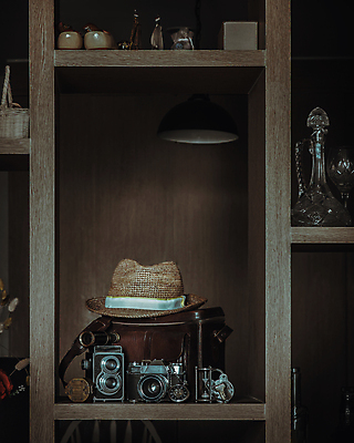 포토 JPG 해외이미지 가방 유리병 자물쇠 사람없음 카메라 골동품 빈티지 클래식 모래시계 오브젝트 진열장 복고 해외포토 잡화 모래 시계 컨셉 병_용기 전자제품 파일형식 이미지허브