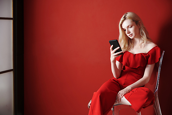 포토 JPG 해외이미지 백인 직업 라이프스타일 여자 벽 인터넷 의자 비즈니스 사업가 통신 청소년 실내 한명 사람 앉기 20대 가로 빨간색 스마트폰 핸드폰 금발 사무실 유행 글로벌비즈니스 작업 비즈니스우먼 무선전화기 전화기 집중 미녀 심플 온라인쇼핑 통화 예복 전자상거래 프리랜서 스타일 카피스페이스 해외포토 서양인 1 헤어스타일 옷 컬러 가구 컨셉 모션 청년 내부 생활 전자제품 스마트기기 쇼핑 글로벌 공백 직장인 미인 온라인 파일형식 이미지허브