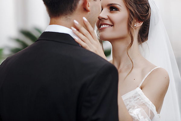 포토 JPG 해외이미지 백인 라이프스타일 커플 드레스 여자 행복 감정 꽃다발 결혼 2 가족 포옹 결혼식 사랑 미소 사람 야외 두명 뷰티 낭만 신혼여행 축하 고급 약혼 스타일 해외포토 서양인 옷 꽃 컨셉 관계 안기 표정 이벤트 생활 약속 파일형식 이미지허브