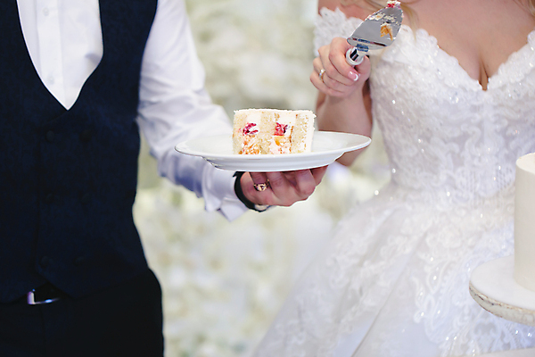 포토 JPG 해외이미지 전통 접시 손 커플 드레스 남자 꽃 행복 음식 조각 결혼 백그라운드 꽃무늬 탁자 결혼식 남편 디저트 함께함 사랑 사람 정장 이벤트 사람없음 장식 파티 케이크 식당 낭만 흰색 축하 아내 화려 칼 달콤 맛 자르기 배열 먹기 크림 접수 맛있는 해외포토 식물 식기 옷 감정 컬러 가구 컨셉 무늬 관계 모션 신체부위 상점 파일형식 이미지허브