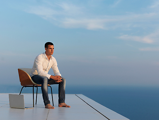 포토 JPG 해외이미지 전신 남자 의자 비즈니스 하늘 휴식 한명 앉기 성인 야외 옆모습 노트북 자유 옥상 성인남자한명만 해외포토 1 뷰포인트 가구 컨셉 모션 사람 전자제품 남자한명만 성인남자만 파일형식 이미지허브