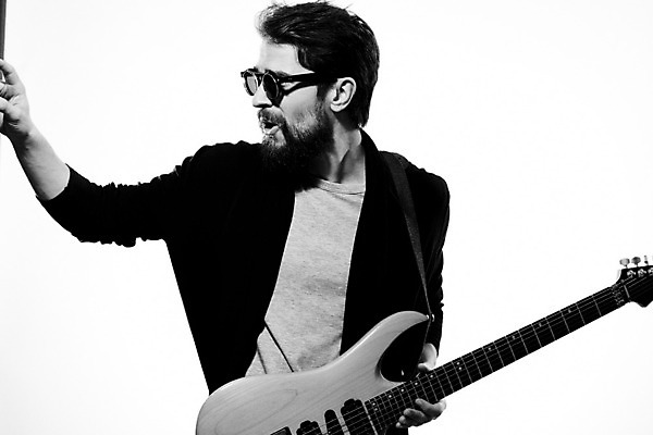 포토 JPG 해외이미지 남자 연주 흑백 한명 손짓 상반신 성인 앞모습 선글라스 기타 매기 기타리스트 로큰롤 락스타 성인남자한명만 해외포토 1 안경 음악 뷰포인트 모션 현악기 촬영기법 사람 연주자 남자한명만 성인남자만 파일형식 이미지허브