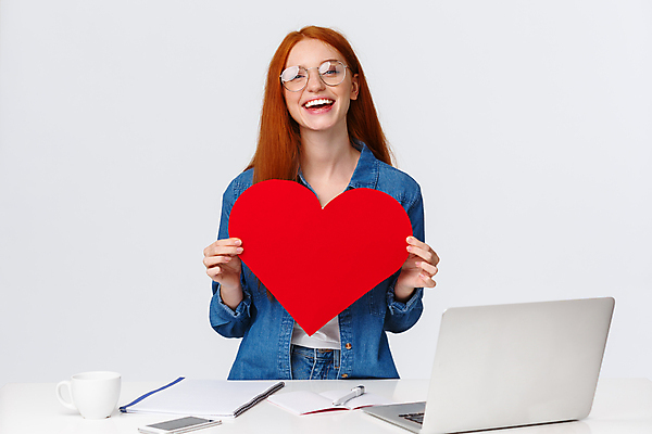 포토 JPG 해외이미지 서양인 여자 사랑 한명 미소 들기 상반신 성인 앞모습 컵 노트북 공책 하트 빨간머리 성인여자한명만 안경낌 해외포토 모양 외국인 1 헤어스타일 식기 감정 안경 뷰포인트 모션 문구용품 표정 사람 전자제품 여자한명만 성인여자만 파일형식 이미지허브