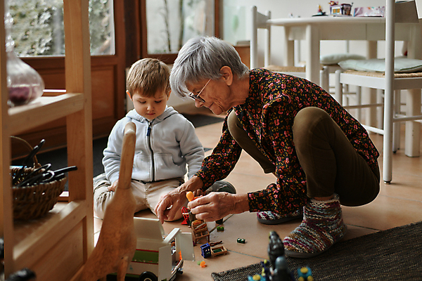 포토 JPG 해외이미지 공원 여자 할아버지 행복 할머니 어린이 가족 관계 놀이 손자 손녀 함께함 실내 사랑 미소 앉기 소년 두명 장난감 회색 축하 잡기 시간 결합 은퇴 손주 세대 적재 다음 옛날 조부모 비용 해외포토 공공시설 노년 남자 감정 컬러 컨셉 모션 표정 사람 내부 경제 파일형식 이미지허브