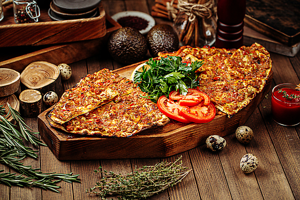 포토 JPG 해외이미지 피자 서양음식 실내 사람없음 나무받침 나무배 터키음식 해외포토 음식 배_교통 패스트푸드 내부 목재 받침대 동양음식 파일형식 튀르키예 이미지허브