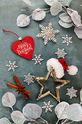 포토 JPG 해외이미지 별 크리스마스장식 겨울 산타모자 눈꽃 실내 사람없음 하이앵글 하트 눈송이 오브젝트 파란배경 눈꽃무늬 별모형 시나몬스틱 유칼립투스 해외포토 자연요소 모양 식물 모자_잡화 계절 뷰포인트 백그라운드 크리스마스 무늬 눈_날씨 내부 파란색 모형 시나몬 파일형식 이미지허브