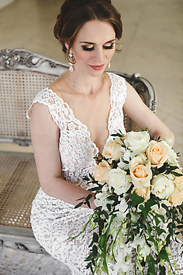 포토 JPG 해외이미지 모델 드레스 여자 꽃 부케 웨딩드레스 포즈 결혼 백그라운드 한명 들기 앉기 상반신 성인 앞모습 옆모습 소파 장미 화려 우아함 성인여자한명만 해외포토 식물 1 옷 뷰포인트 꽃다발 컨셉 의자 모션 사람 이벤트 여자한명만 성인여자만 파일형식 이미지허브