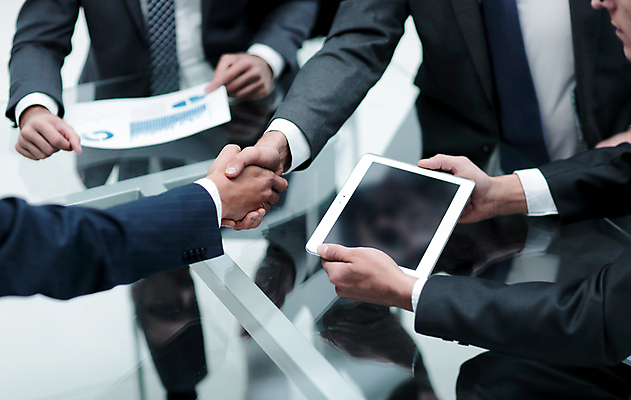 포토 JPG 해외이미지 손 남자 비즈니스 협력 악수 실내 협상 들기 상반신 성인 앞모습 옆모습 신체부위 세명 태블릿 비즈니스맨 성인남자만 해외포토 뷰포인트 모션 사람 손짓 내부 전자제품 스마트기기 직장인 남자만 성인만 파일형식 이미지허브