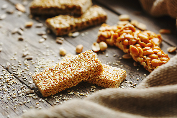 포토 JPG 해외이미지 실내 사람없음 아웃포커스 소프트포커스 땅콩 부스러기 에너지바 참깨 나무배경 해외포토 음식 백그라운드 촬영기법 내부 견과류 깨 파일형식 이미지허브