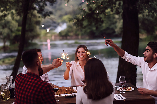 포토 JPG 해외이미지 나무 여자 남자 음식 와인잔 폭죽 들기 여러명 상반신 성인 야외 강 파티 저녁식사 저녁 즐거움 성인만 해외포토 식물 감정 다수 술잔 모션 사람 이벤트 식사 야간 파일형식 이미지허브