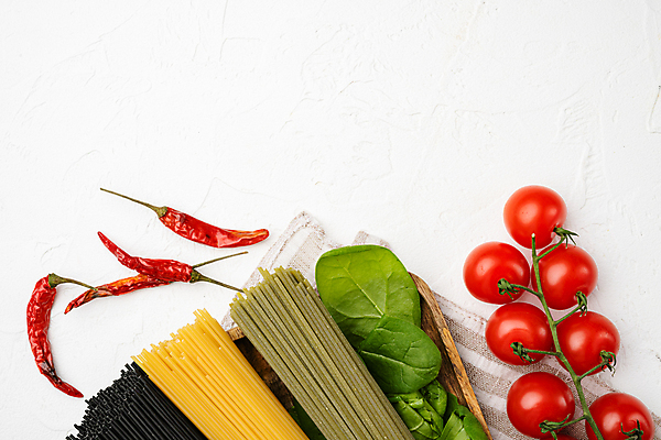 포토 JPG 해외이미지 식재료 방울토마토 실내 사람없음 흰배경 홍고추 스파게티면 파스타면 카피스페이스 해외포토 백그라운드 토마토 고추 파스타 내부 공백 흰색 면류 파일형식 이미지허브