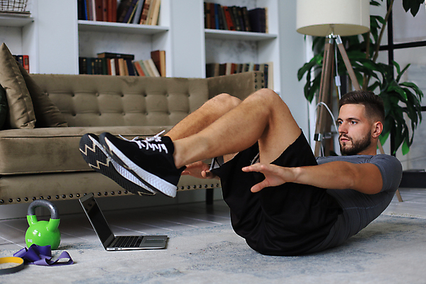 포토 JPG 해외이미지 전신 백인 라이프스타일 응시 남자 실내 한명 성인 옆모습 노트북 운동복 케틀벨 헬스밴드 성인남자한명만 홈트레이닝 해외포토 서양인 1 시선 옷 뷰포인트 사람 내부 생활 전자제품 운동 남자한명만 성인남자만 파일형식 이미지허브