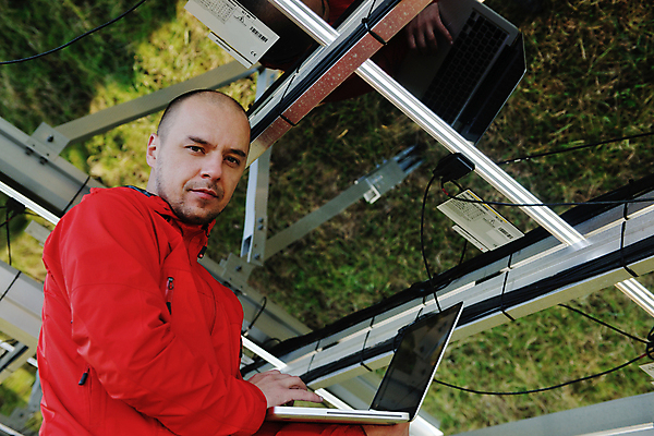 포토 JPG 해외이미지 주간 남자 한명 들기 상반신 성인 야외 옆모습 노트북 태양에너지 집열판 성인남자한명만 해외포토 자연요소 1 뷰포인트 모션 사람 전자제품 그린에너지 남자한명만 성인남자만 파일형식 이미지허브