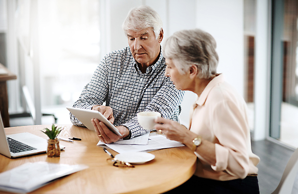 포토 JPG 해외이미지 라이프스타일 커플 응시 여자 노년 남자 함께함 실내 들기 앉기 상반신 두명 앞모습 옆모습 아웃포커스 컵 태블릿 노부부 잡기 업무 60대 70대 노인만 해외포토 식기 부부 시선 뷰포인트 컨셉 관계 모션 촬영기법 사람 성인 내부 생활 전자제품 스마트기기 작업 성인만 파일형식 이미지허브