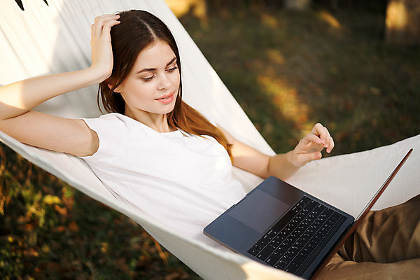 포토 JPG 해외이미지 주간 여자 여유 휴가 휴식 한명 손짓 상반신 성인 야외 앞모습 노트북 눕기 기댐 해먹 성인여자한명만 해외포토 자연요소 1 감정 뷰포인트 컨셉 모션 사람 전자제품 침대 여자한명만 성인여자만 파일형식 이미지허브