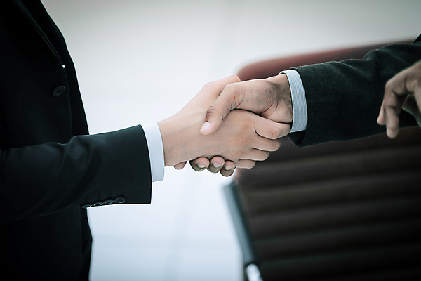 포토 JPG 해외이미지 백인 직업 응시 여자 남자 행복 백그라운드 회사 비즈니스 사업가 관계 탁자 성공 협력 설계 노동자 악수 직장 함께함 실내 관리 미소 사람 성인 사람없음 사무실 거래 흰색 인사 업무 작업 비즈니스맨 동료 경영자 경영 해외포토 서양인 시선 감정 컬러 가구 컨셉 표정 손짓 내부 예절 직장인 리더 파일형식 이미지허브