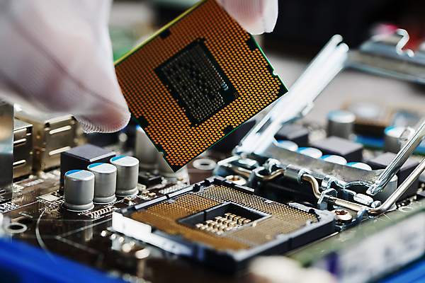 포토 JPG 해외이미지 손 과학 미래 들기 신체부위 디지털 장비 과학기술 전자 공학 마더보드 메인보드 전자부품 하드웨어 해외포토 교육 컨셉 모션 기술 사람 컴퓨터 부속품 파일형식 이미지허브