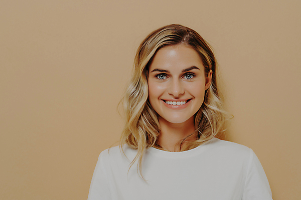 포토 JPG 해외이미지 백인 모델 라이프스타일 헤어스타일 손 응시 여자 행복 감정 유럽 얼굴 벽 티셔츠 비즈니스 한명 사람 뷰티 유행 카메라 귀여움 기쁨 흰색 표현 만족 싱글 웨이브 긍정 내추럴 고립 해외포토 서양인 1 시선 나라 컬러 컨셉 셔츠 생활 신체부위 전자제품 파일형식 이미지허브