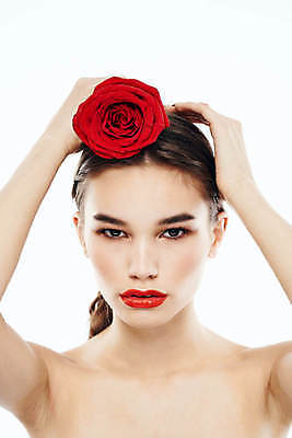 포토 JPG 해외이미지 백인 응시 여자 포즈 한명 들기 상반신 성인 앞모습 화장 뷰티 장미 성인여자한명만 해외포토 서양인 1 시선 꽃 뷰포인트 모션 사람 여자한명만 성인여자만 파일형식 이미지허브