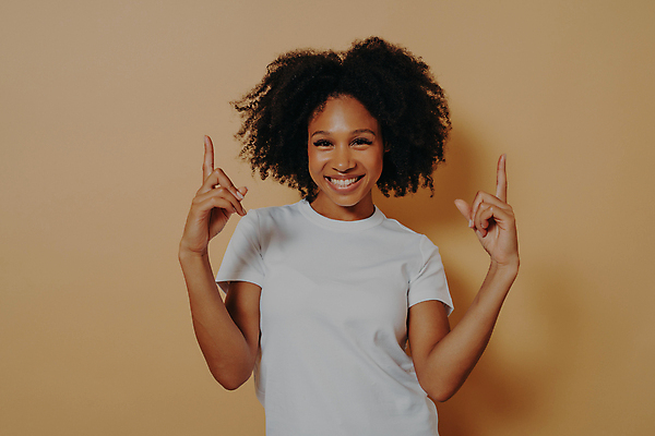 포토 JPG 해외이미지 1 응시 여자 행복 감정 얼굴 티셔츠 손가락 한명 서기 미소 사람 유행 세일 카메라 검은색 흰색 가리킴 표현 상품 시원함 흥분 환영 보여주기 승진 스타일 카피스페이스 해외포토 손 시선 컬러 셔츠 모션 표정 손짓 신체부위 전자제품 공백 파일형식 이미지허브