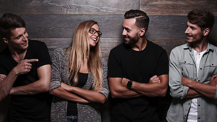 포토 JPG 해외이미지 백인 라이프스타일 커플 여자 남자 행복 벽 백그라운드 2 함께함 서기 사람 여러명 친구 금발 사무실 뷰티 유행 우정 흰색 청바지 그룹 군중 고립 스타일 해외포토 서양인 헤어스타일 감정 컬러 다수 컨셉 비즈니스 바지 관계 모션 생활 파일형식 이미지허브