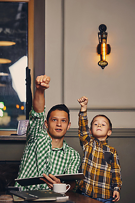 포토 JPG 해외이미지 백인 남자 아들 어린이 함께함 실내 들기 소년 상반신 성인 두명 앞모습 책 손들기 주먹 아빠 즐거움 남자만 해외포토 서양인 감정 뷰포인트 컨셉 가족 모션 사람 내부 파일형식 이미지허브