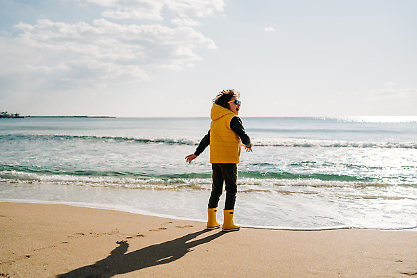 포토 JPG 해외이미지 옷 공원 행복 어린이 모래 파도 바다 여행 겨울 자연 날씨 휴가 부츠 한명 소년 야외 물 여름 컬러풀 달리기 태양 노란색 점프 봄 추위 코트 가을 연못 떨어짐 탐사 고무 방수 해외포토 자연요소 1 계절 공공시설 남자 감정 컬러 신발 컨셉 모션 사람 외투 생태계 파일형식 이미지허브
