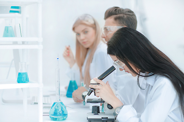 포토 JPG 해외이미지 직업 산업 과학 유리 노동자 건강 실험 사람 성인 세명 약 장비 의사 성장 잡기 업무 액체 기술자 실험실 생명공학 연구원 약국 과학자 플라스크 분석 동료 생물학 비커 미생물 유리그릇 튜브 발견 조제 돌봄 화학물질 화학자 해외포토 그릇 교육 컨셉 의학 관계 모션 재질 생물 실험기구 의료진 작업 화학 만들기 학자 파일형식 이미지허브