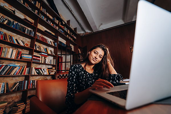 포토 JPG 해외이미지 라이프스타일 인터넷 주택 갈색머리 한명 앉기 성인 노트북 컴퓨터 방 우아함 심각 해외포토 1 헤어스타일 컨셉 모션 사람 건물 생활 전자제품 파일형식 이미지허브