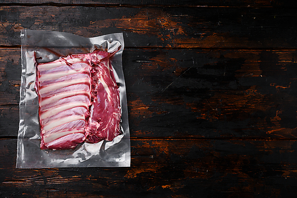 포토 JPG 해외이미지 식재료 실내 생고기 사람없음 날것 양고기 양갈비 카피스페이스 나무배경 진공포장 해외포토 백그라운드 포장 육류 내부 공백 진공 파일형식 이미지허브